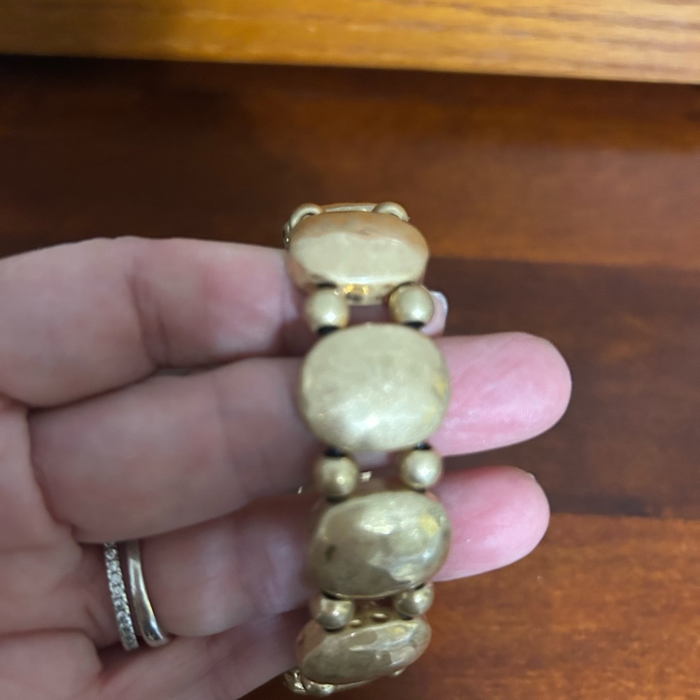 Elegant Gold Bracelet for Women in UNO de 50 style